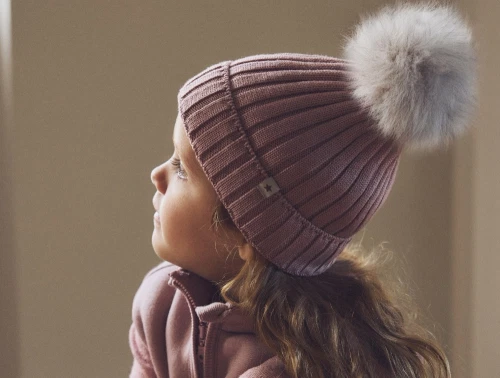 Huttelihut hue i rosa nuance med pompon på model