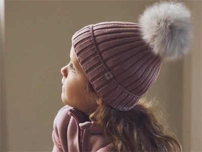 Huttelihut hue i rosa nuance med pompon på model