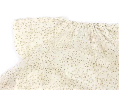 detaljebillede af tylkjole fra Huttelihut med guldglimmer