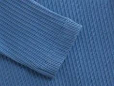 nærbillede af ærmekant på blå ribbody fra huttelihut