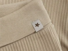 nærbillede af beige ribbukser fra huttelihut med stjernelogo