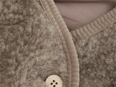 Huttelihut vest camel melange set bagfra med vamset overflade