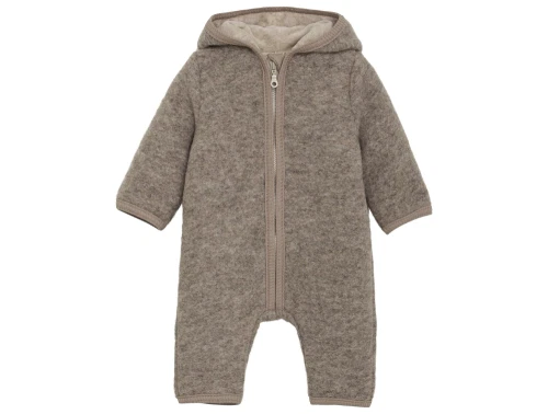 Huttelihut køredragt i camel melange med blød uld og hætte set forfra