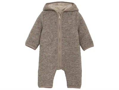 Huttelihut køredragt i camel melange med blød uld og hætte set forfra