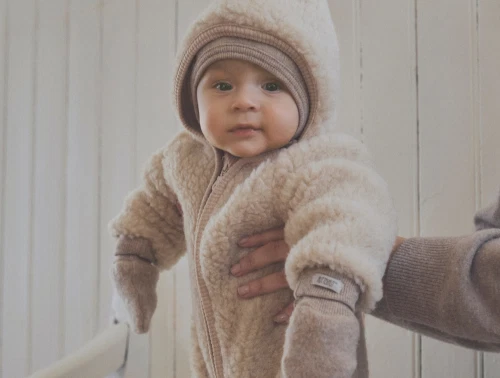 Huttelihut køredragt cement med blødt teddy look og hætte med baby