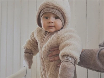 Huttelihut køredragt cement med blødt teddy look og hætte med baby