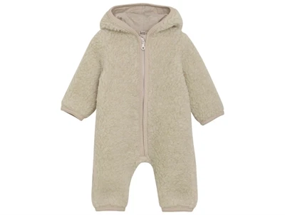 Huttelihut pramsuit i cement med blødt teddy look og hætte set forfra