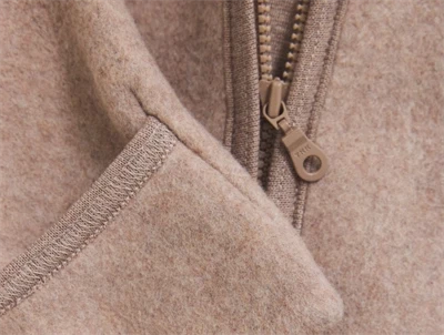 Huttelihut køredragt savannah melange lynlåsdetalje