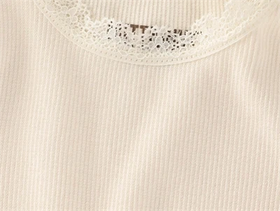 Huttelihut body antique white blondekant detalje