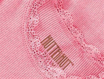 Huttelihut body plumeria blondekant detalje