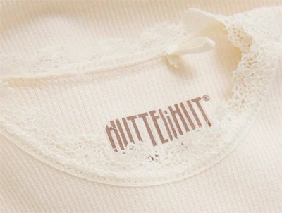 Huttelihut body antique white blondekant detalje