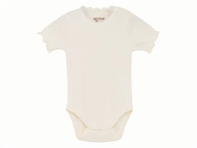 Huttelihut body antique white med korte ærmer og blondekant forfra