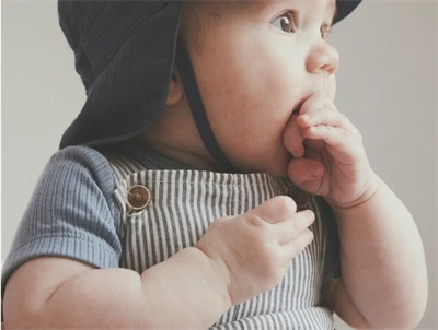 baby iklædt Huttelihut smækbukser bering sea stribet 