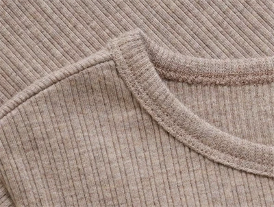 Detaljebillede af Huttelihut T-shirt i farven white pepper halsudskæring