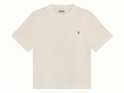 Huttelihut t-shirt i råhvid med brystlomme og print på ryggen