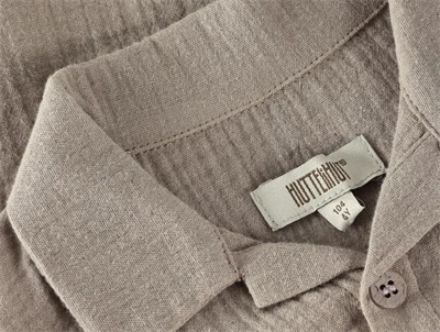 Detalje af Huttelihut skjorte i blød grå bomuldsmuslin