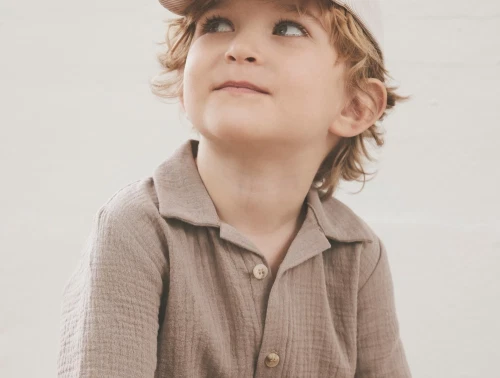 Dreng i klædt Huttelihut skjorte i grå moon rock muslin med korte ærmer