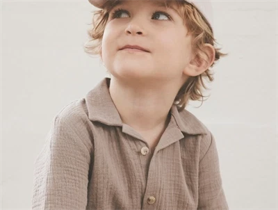 Dreng i klædt Huttelihut skjorte i grå moon rock muslin med korte ærmer