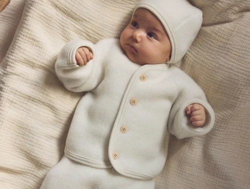 Huttelihut jakke i råhvid nuance på baby