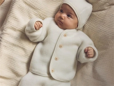 Huttelihut jakke i råhvid nuance på baby