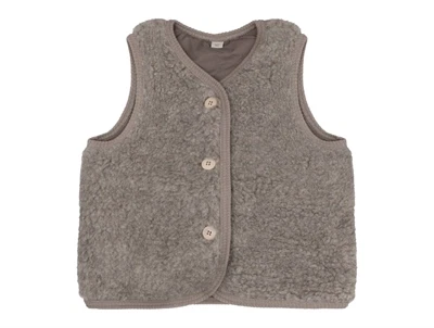 Huttelihut vest i brun nuance set forfra med knapper