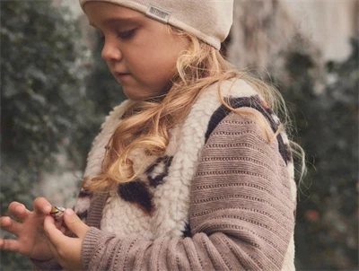 Huttelihut vest i graa nuance med leopardprint paa barn
