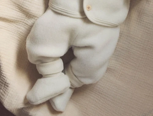 Huttelihut bukser i råhvid nuance på baby