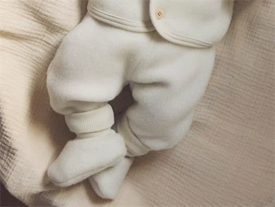 Huttelihut bukser i råhvid nuance på baby