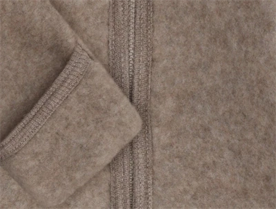 Huttelihut køredragt i brun uldfleece detalje af materiale