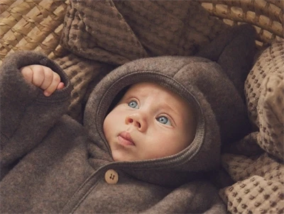 baby iklædt Huttelihut køredragt i brun uldfleece med knaplukning og hætte