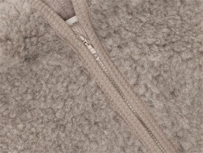 Huttelihut køredragt i brun uld teddy detalje af lynlås