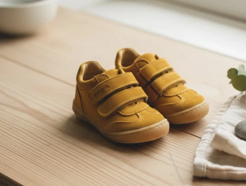 Pom Pom sneaker light mustard ruskind med velcro