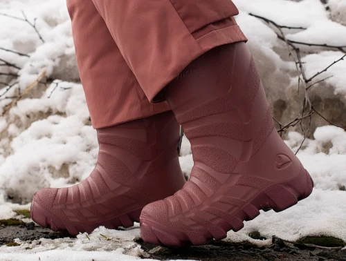 Viking Ultra Warm termostøvle pink med uldfor på barn i sne i naturen