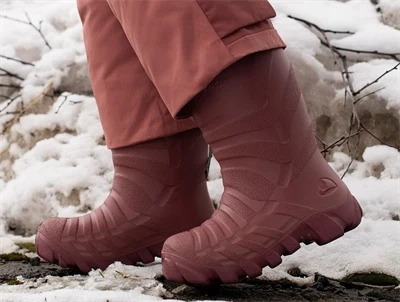 Viking Ultra Warm termostøvle pink med uldfor på barn i sne i naturen