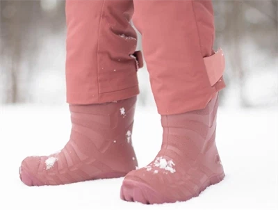 Viking Ultra Warm termostøvle pink med uldfor set på barn i sne