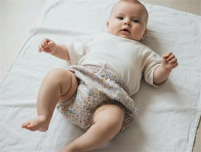 Wheat shorts nappy warm sand med blomster