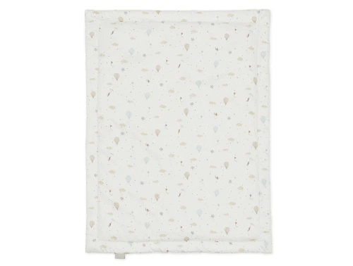 Cam Cam Copenhagen quiltet tæppe Dreamland i råhvid nuance med luftballoner og skyer