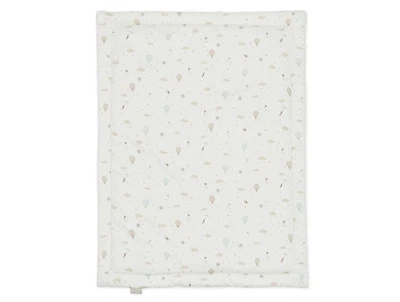 Cam Cam Copenhagen quiltet tæppe Dreamland i råhvid nuance med luftballoner og skyer