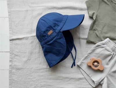 Melton solhat marine med UV30 og nakkeskygge