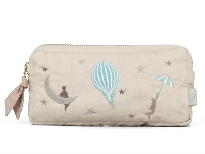 Cam Cam Copenhagen penalhus Dreamland i beige nuance med broderede figurer