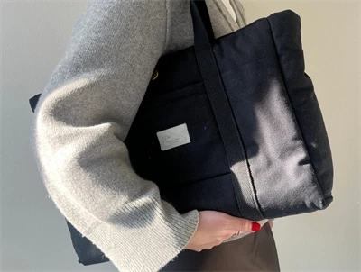 Cam Cam Copenhagen pusletaske Black i sort nuance med fold-ud pusleunderlag