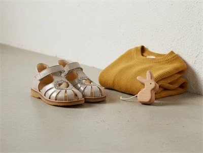 Angulus hjertesandal i sand laklæder med glitterhjerte og velcro