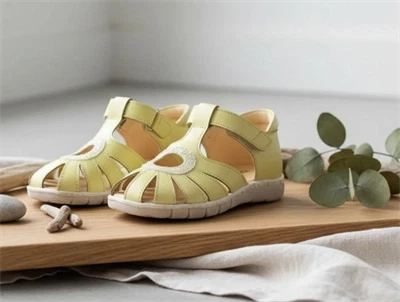 Angulus lys gul sandal med hjerte og glitter