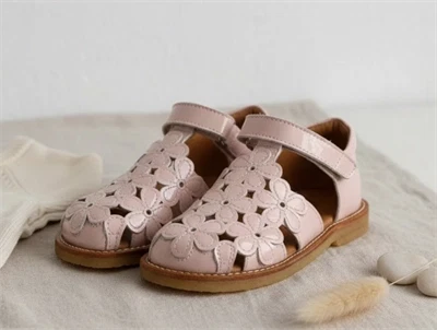 Angulus sandal rosebud med blomster og lak