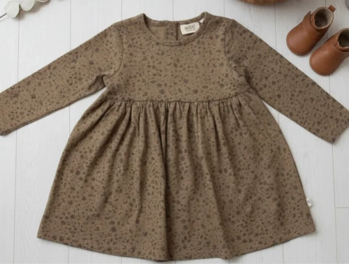 Wheat kjole Otilde hazel spruce and cone