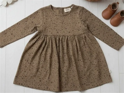 Wheat kjole Otilde hazel spruce and cone