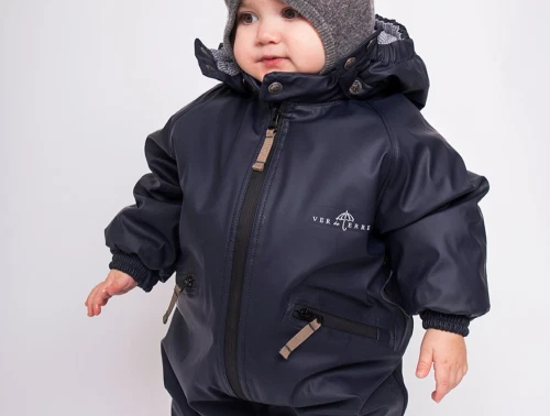 Barn iført VER de TERRE gummiflyverdragt navy