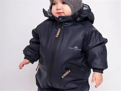 Barn iført VER de TERRE gummiflyverdragt navy