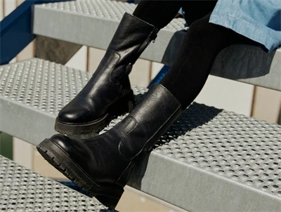 Sort læderstøvle med lynlås og elastik fra Angulus