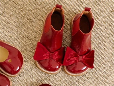 Angulus Chelsea støvle i rød lak med veloursløjfe